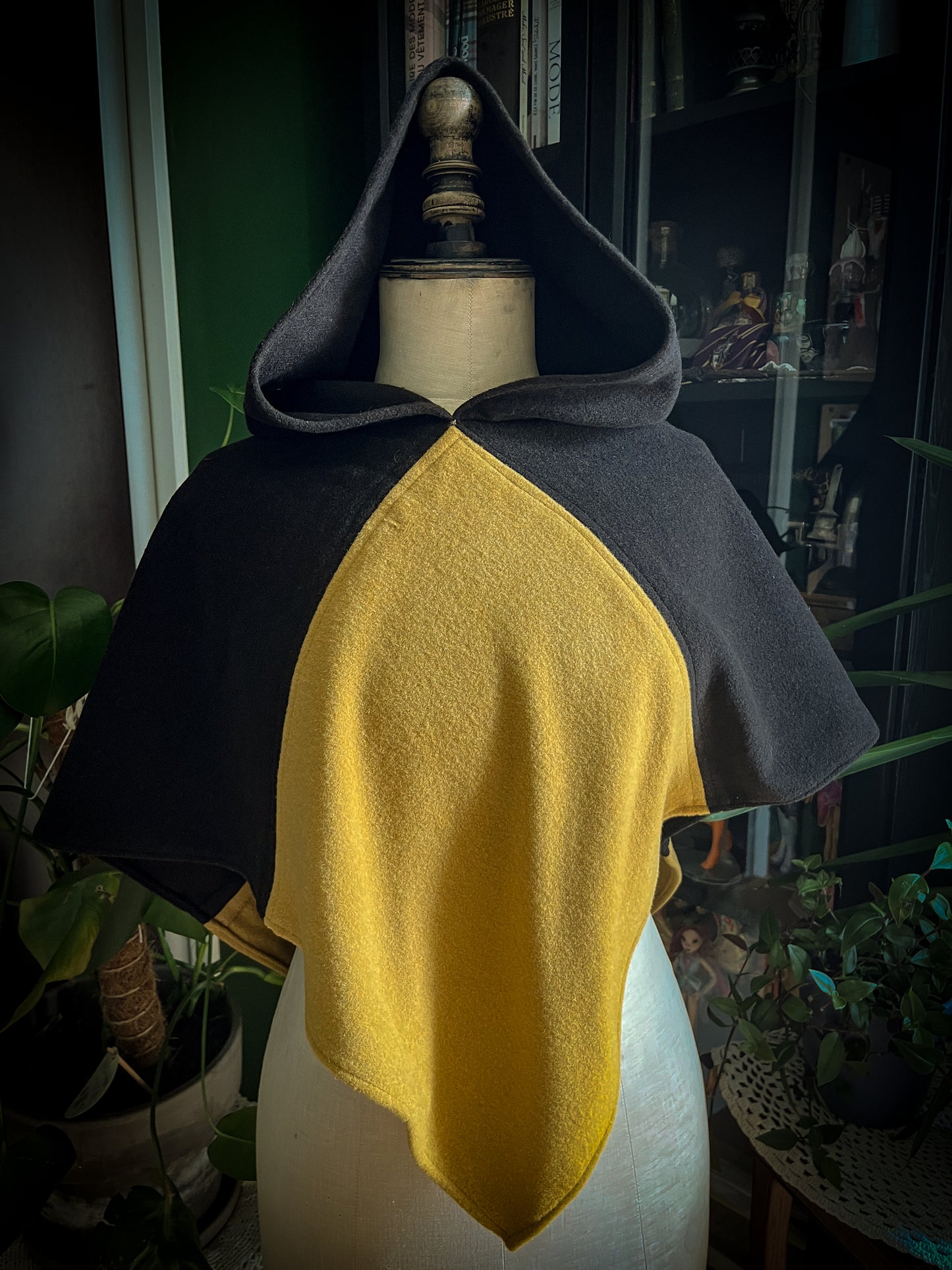 Scandinavian viking Skjoldehamn hood – yellow & brown wool