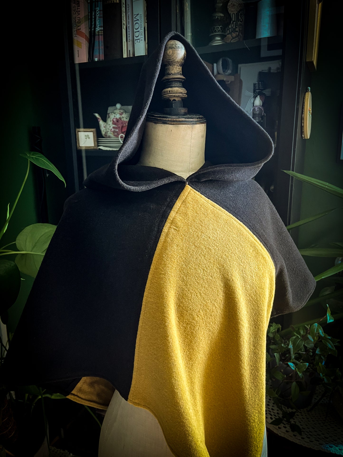 Scandinavian viking Skjoldehamn hood – yellow & brown wool