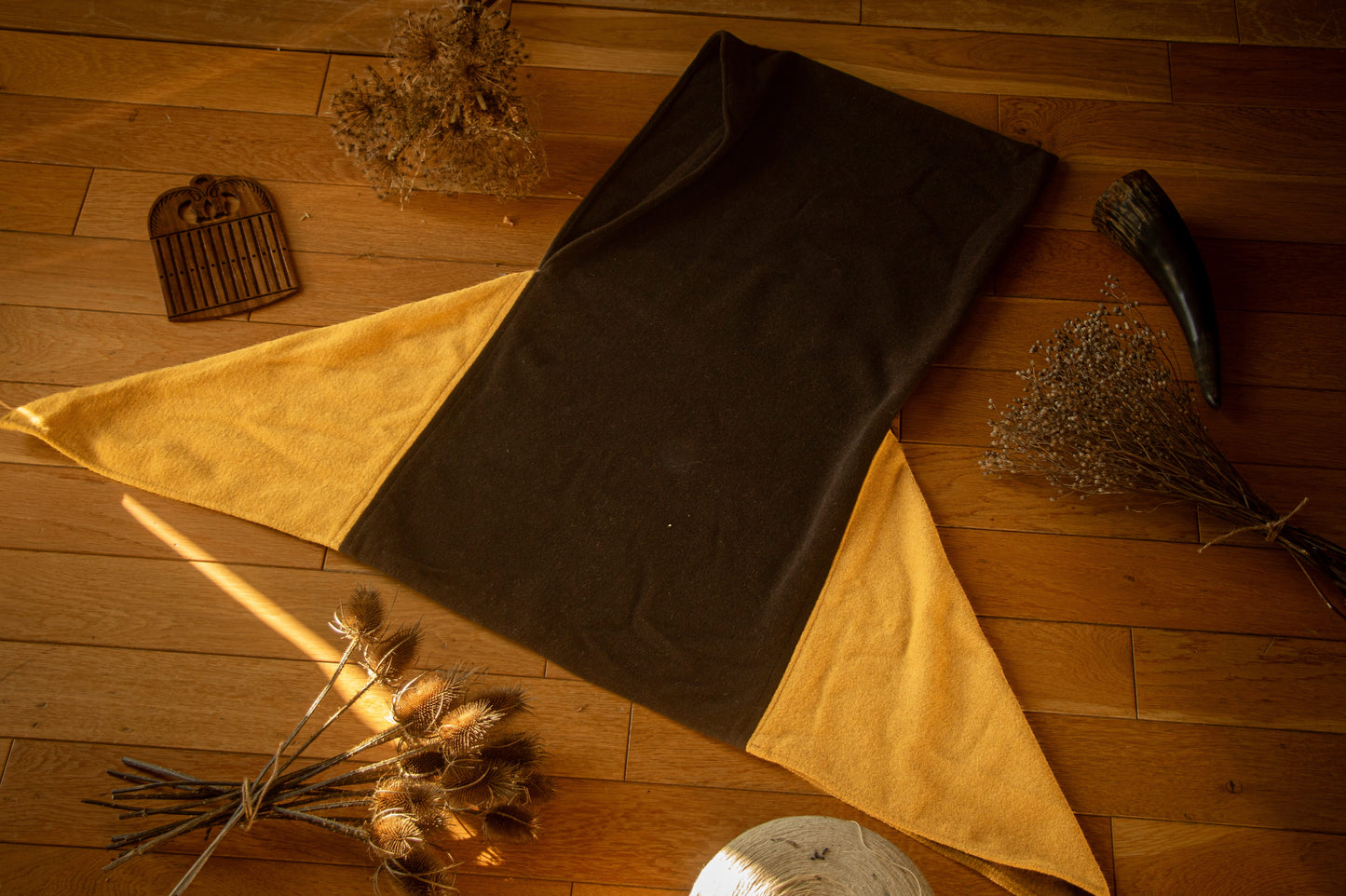 Scandinavian viking Skjoldehamn hood – yellow & brown wool