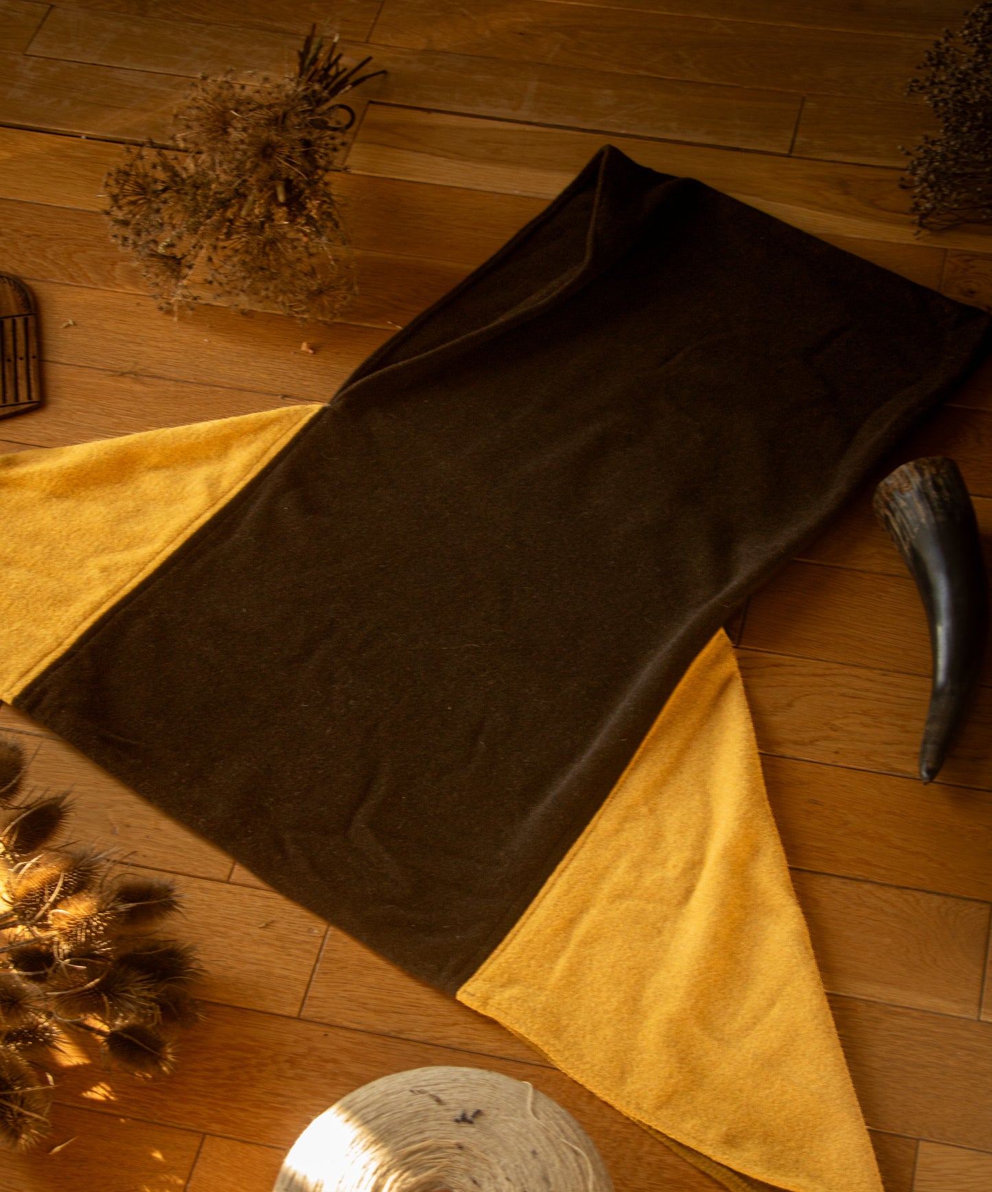 Scandinavian viking Skjoldehamn hood – yellow & brown wool